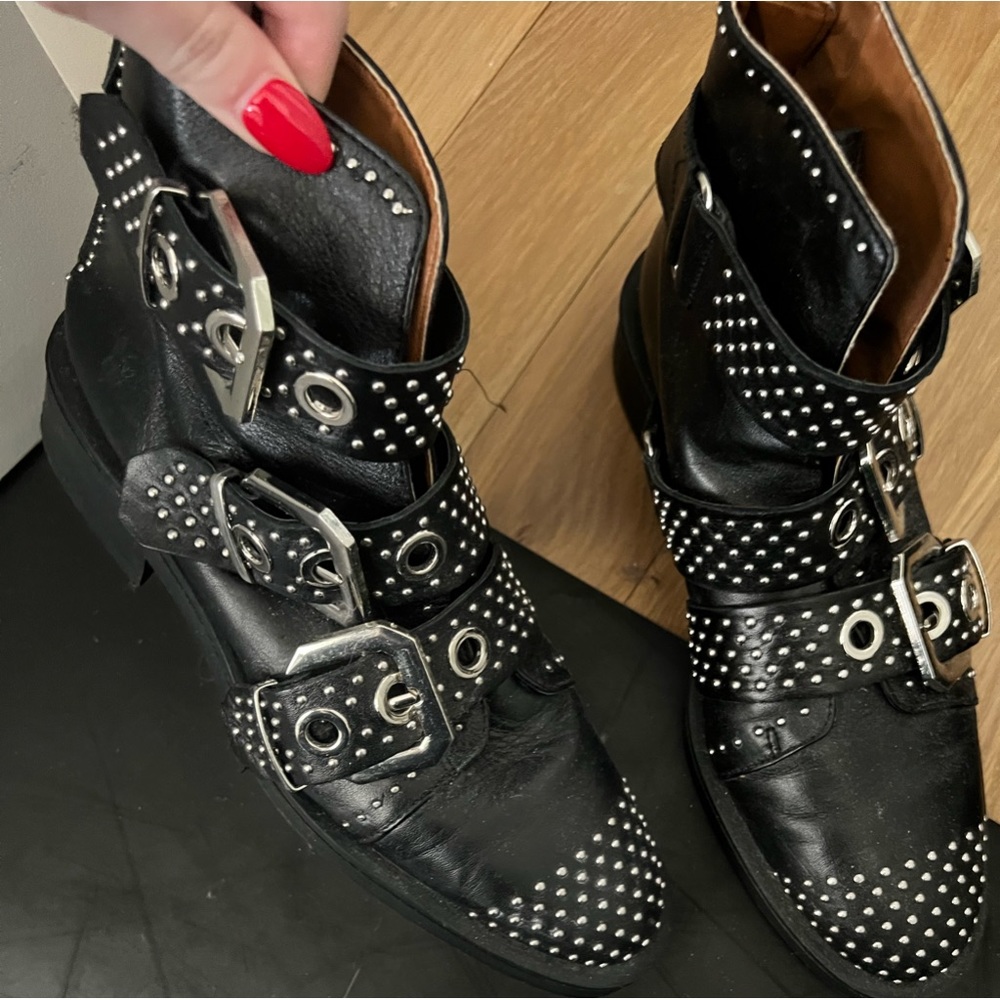 sold out zara booties in great condition